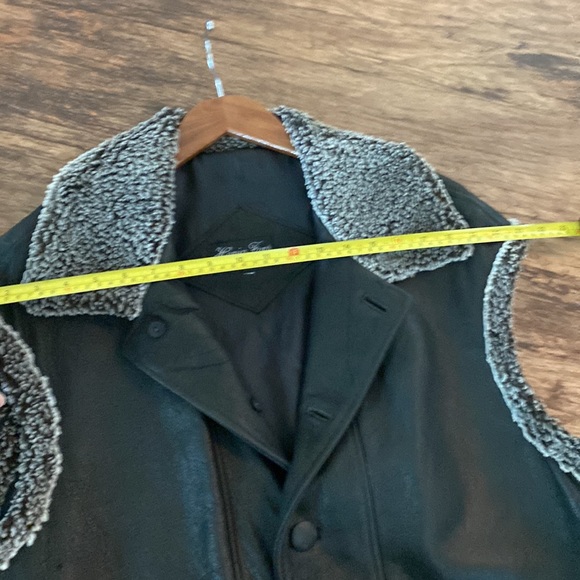 Henig Furs leather vest with shearling collar and trim. NWOT. - Picture 8 of 9